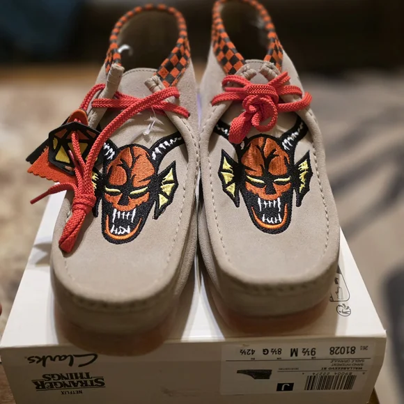 Clarks Originals Wallabee Evo "Hellfire Club" boots in dark sand suede - Picture 2 of 6